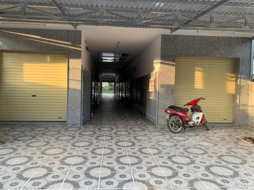 的住宿－Nhà nghỉ Bình An，停在一座带两个车库门的建筑中的摩托车