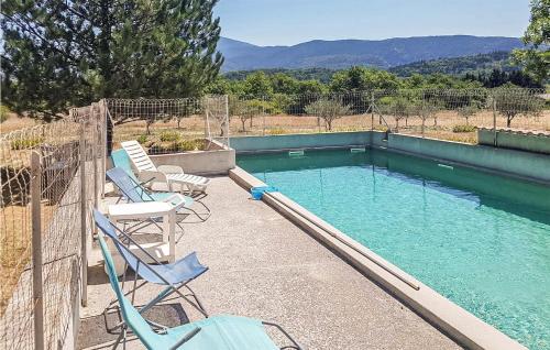 Piscina de la sau aproape de Lovely Home In Malaucène With Kitchen