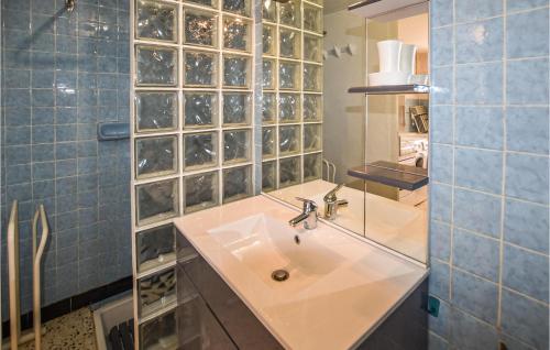 een badkamer met een wastafel en een glazen wand bij Lovely Home In Malaucne With Kitchen in Malaucène