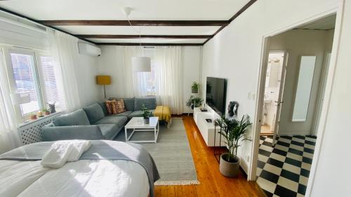 um quarto com uma cama e uma sala de estar em Sundsvall by M - Apartment em Sundsvall
