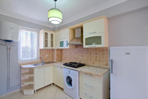 Dapur atau dapur kecil di Gold Lion Apart Hotel