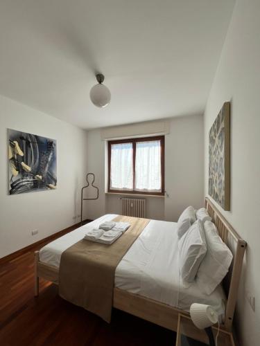 ein Schlafzimmer mit einem großen Bett mit weißer Bettwäsche in der Unterkunft Green Guest House in Mailand