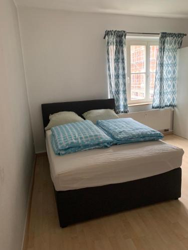 Cama en habitación con ventana en Apartment mit 2 Schlafzimmern in Dresdner Neustadt en Dresden