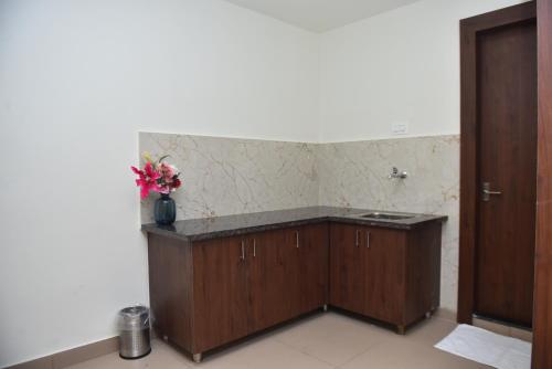 达尔瓦德M R Residency Dharwad.的浴室设有花瓶,上面装有台面