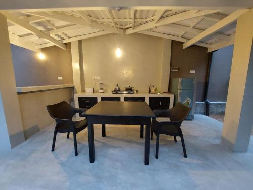 - une cuisine avec une table et des chaises dans la chambre dans l'établissement Sudu Guest, à Habaraduwa Central