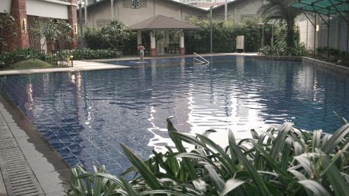 a large swimming pool in the middle of a building at Weston 1 bedroom Unit with Balcony in Manila