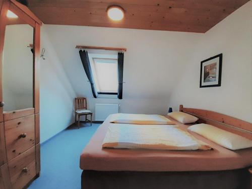 Un dormitorio con dos camas y una cómoda. en Ferienwohnung-Stricker-3-2, en Walkenried