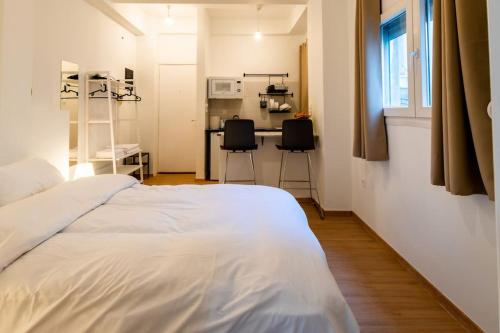Acropolis Explorer Studio tesisinde bir odada yatak veya yataklar
