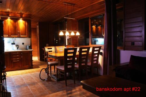 バンスコにあるBanskodomのキッチン、ダイニングルーム(テーブル、椅子付)
