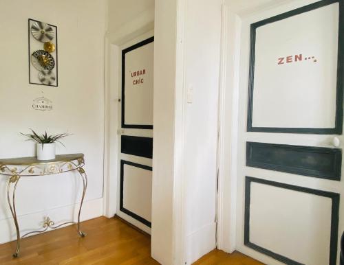 um quarto com uma porta com riscas pretas e brancas em Chambre ZEN proche de Bagnoles de lOrne em La Ferté-Macé