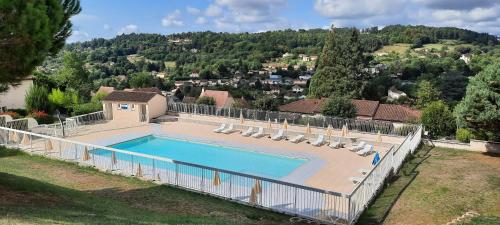 een uitzicht op een zwembad in een huis bij Les Hauts de Sarlat G4 - Clim Piscine Parking WiFi in Sarlat-la-Canéda