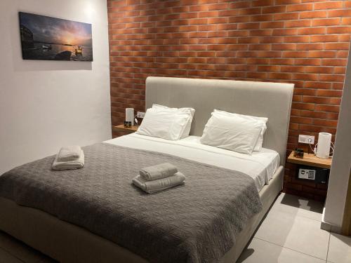 een slaapkamer met een bed met twee handdoeken erop bij Evis House in Chania