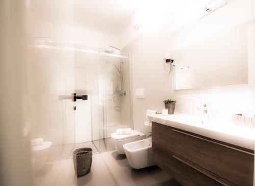 uma casa de banho com um lavatório, um WC e um chuveiro em Golf Hotel Castelconturbia em Agrate Conturbia