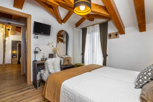 a bedroom with a white bed and a window at Hotel Folgarida in Folgarida