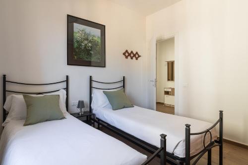 dos camas sentadas una al lado de la otra en una habitación en Casa Marianna by Garda FeWo, en Tignale