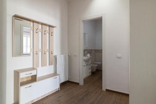 y baño con espejo, lavabo y aseo. en Casa Marianna by Garda FeWo, en Tignale