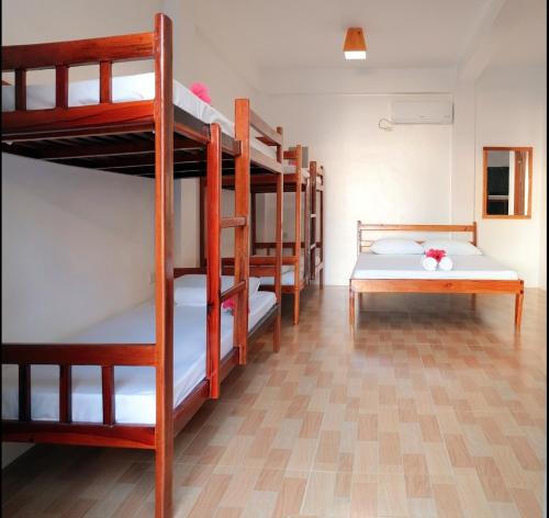 ein Zimmer mit einem Haufen Etagenbetten in der Unterkunft Siargao Sunrise Villa in General Luna
