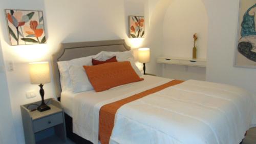 1 dormitorio con 1 cama blanca grande y 2 lámparas en Casa Da Cri, en Rapallo