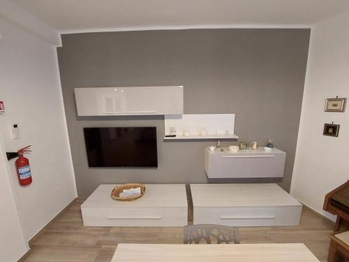 cocina con armarios blancos y lavabo en una habitación en Da Enza, en Taranto