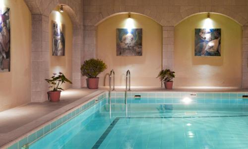 Swimming pool sa o malapit sa Alexandra Hotel&Apartments