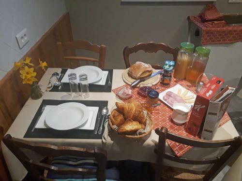 uma mesa com um prato de comida em Ker Fuffle em Plougoulm