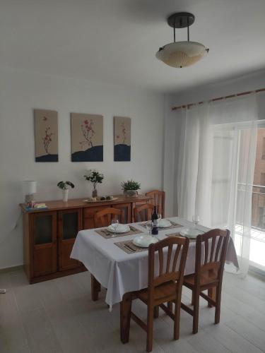 uma sala de jantar com uma mesa e duas cadeiras e uma mesa em APARTAMENTO TERESA em Calpe