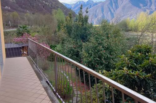 a cat sitting on a balcony looking at the mountains at Il nido dei cigni in Vogogna