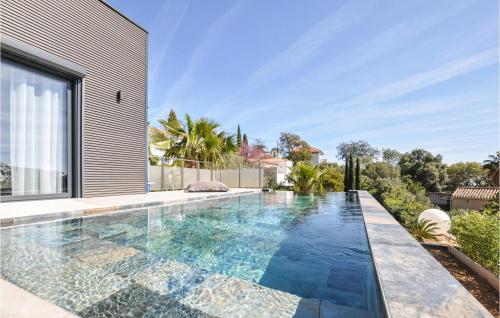 une piscine dans l'arrière-cour d'une maison dans l'établissement Beautiful Home In Cavalaire-Sur-Mer, à Cavalaire-sur-Mer