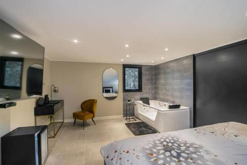 una camera da letto con bagno dotato di vasca e lavandino di Relaxed Luxe "Boszichthuisje" met Jacuzzi Bospark Ijsselheide Hattemerbroek a Hattemerbroek