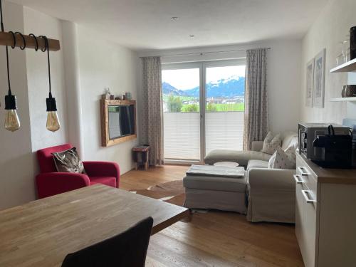 uma sala de estar com um sofá e uma mesa em Dahoam by Tani em Oberndorf in Tirol