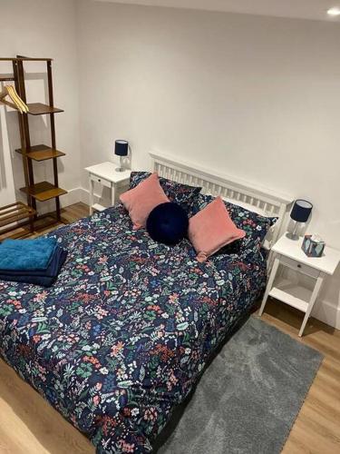 uma cama com almofadas num quarto em Trendy 3 Bedroom Home Close To Margate Beaches Bars Resturants 2 Night Min Stay em Kent