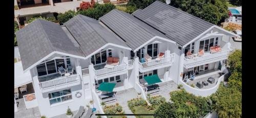 uma vista aérea de uma grande casa branca em The Joneses em Plettenberg Bay