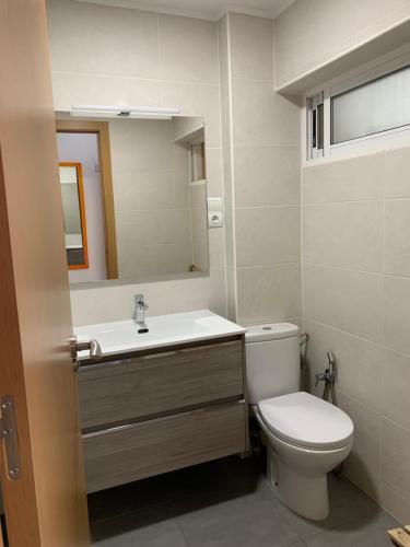 BenimagrellにあるApartamento Bolicheのバスルーム(トイレ、洗面台、鏡付)