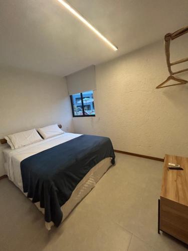 - une chambre avec un lit et une fenêtre dans l'établissement Villas Manatee - Casa Patacho E002, à Porto de Pedras