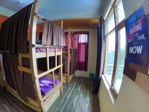 Μία ή περισσότερες κουκέτες σε δωμάτιο στο indian backpackers hostel