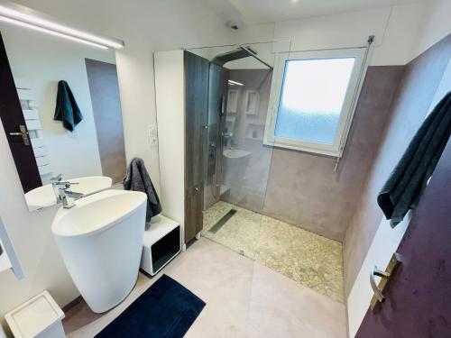 Koupelna v ubytování Maison T2 de 70 m2 avec jardin et véranda