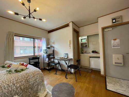 a small room with a bed and a kitchen at Best Shinjuku Modern Full-furnished Apartment1 ONLY 2min to Shinjuku by Train in Tokyo