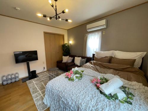 a bedroom with a bed with flowers on it at Best Shinjuku Modern Full-furnished Apartment1 ONLY 2min to Shinjuku by Train in Tokyo