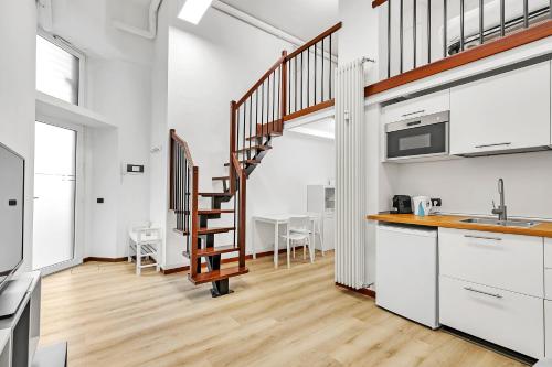 een keuken met een wenteltrap in een appartement bij Loft Daiquiri nel Centro di Milano, via Sottocorno, Porta Vittoria in Milaan