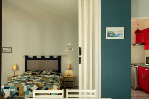 una camera con letto e parete blu di Beau F2, vue sur mer, à deux pas de Courseulles. a Bernières-sur-Mer