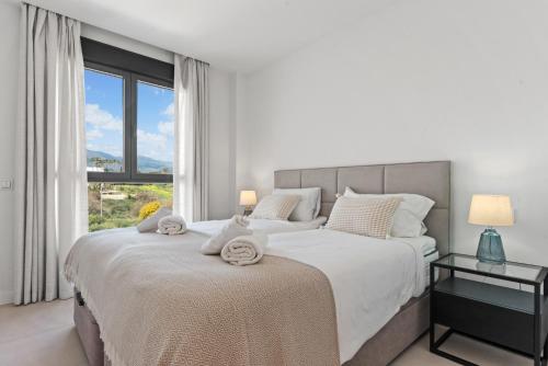 Posteľ alebo postele v izbe v ubytovaní Seaview apartment with heated pool by Costarentals - Ref M21