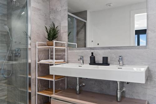 Kúpeľňa v ubytovaní Seaview apartment with heated pool by Costarentals - Ref M21