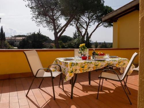 une table et des chaises assises sur une terrasse dans l'établissement Locanda dei Sette Limoni, à Vada