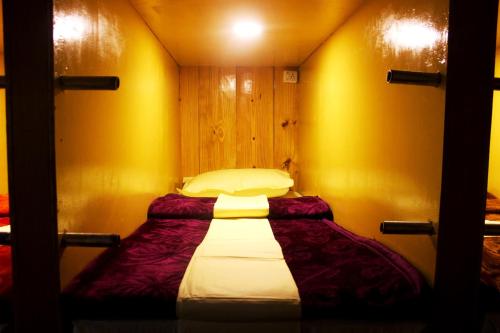 Ένα ή περισσότερα κρεβάτια σε δωμάτιο στο indian backpackers hostel