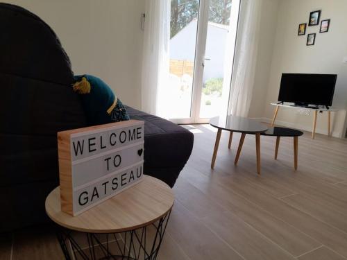 - un panneau calisan sur une table dans le salon dans l'établissement Le Logis de Gatseau, aux Mathes