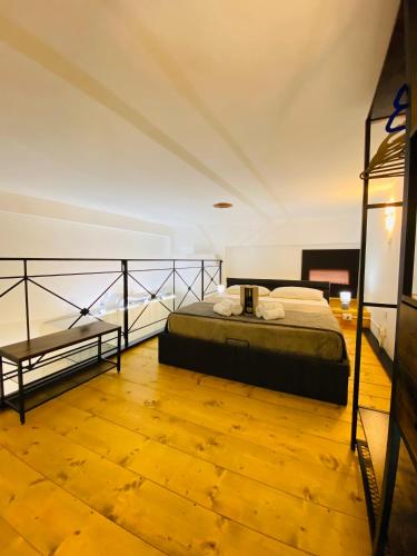 1 dormitorio con 1 cama y balcón en Casa vacanze Al Civico 72, en Pizzo