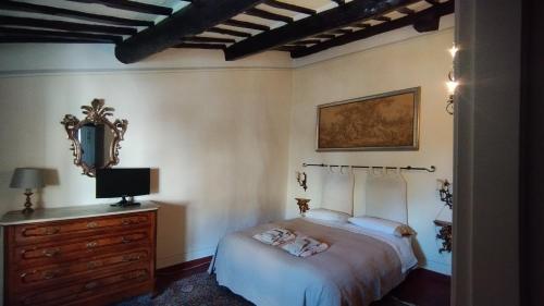 コルトーナにあるLe Residenze Ristoriのベッドルーム1室(ベッド1台、ドレッサー、テレビ付)