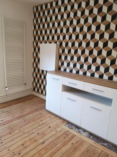 a living room with a checkered wall at LEBAS-LADIN - Bayeux Ville Touristique in Lison
