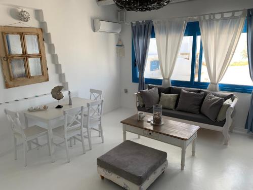 uma sala de estar com um sofá e uma mesa em Blue Sea Villa & Apartments em Makry Gialos