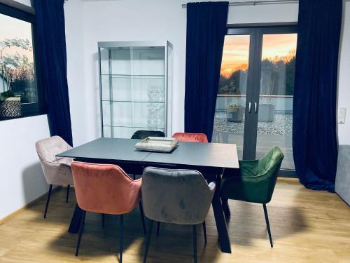 une salle à manger avec une table bleue et des chaises dans l'établissement Ferienwohnungen Nalbach Bierbach, à Nalbach